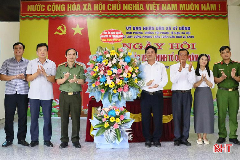 Đại tá Nguyễn Xuân Thao, Giám đốc Công an tỉnh Hà Tĩnh và lãnh đạo huyện Kỳ Anh tặng hoa chúc mừng cán bộ, đảng viên và Nhân dân xã Kỳ Đồng. Đại biểu tặng hoa chúc mừng bà con nhân dân và cấp uỷ chính quyền xã Kỳ Đồng.jpg