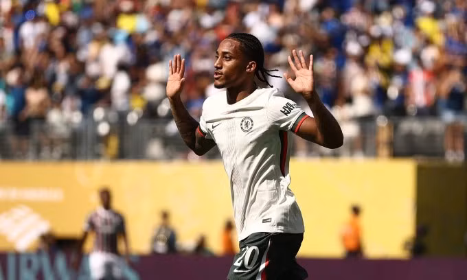 Joao Pedro hai lần không mừng bàn thắng cho Chelsea vào lưới CLB cũ Fluminense. Ảnh: Reuters