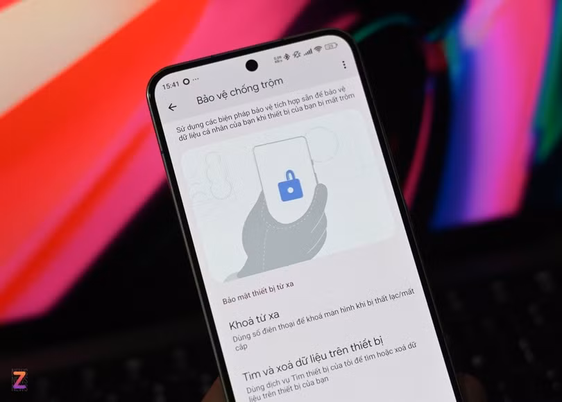 Điện thoại Androidsẽ tự biết máy bị giật để khóa lại. Ảnh: Xuân Sang.