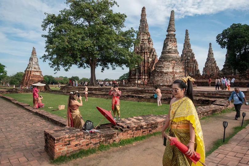 Thủ đô của Thái Lan là sự pha trộn nét đẹp giữa cũ và mới. Trung tâm của thành phố là những tòa nhà chọc trời lấp lánh hòa quyện với các trung tâm mua sắm sang trọng như Siam Center và các khách sạn cao cấp như Innside by Meliá Sukhumvit. Tuy vậy, Bangkok vẫn giữ được nét đẹp cổ kính, truyền thống thông qua các điểm đến nghệ thuật, di sản nổi tiếng như chùa Wat Chaiwatthanaram. Ảnh: Ekkarat Punyatara.