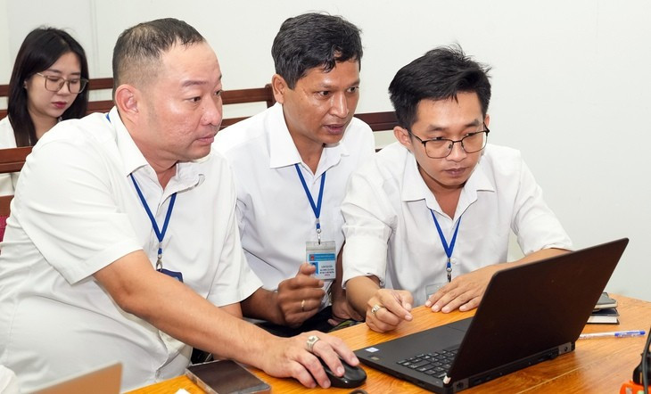 Cán bộ, công chức phường Bến Thành mới (TP.HCM) vận hành thử nghiệm hành chính công - Ảnh: HỮU HẠNH Cán bộ, công chức phường Bến Thành mới (TP.HCM) vận hành thử nghiệm hành chính công - Ảnh: HỮU HẠNH