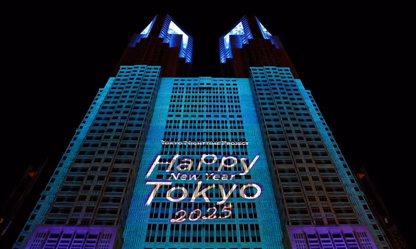 Tokyo là một trong những thành phố đón năm mới vào 22h theo giờ Việt Nam. Thủ đô Nhật Bản đã tổ chức lễ hội suốt buổi tối trước khi đồng hồ điểm nửa đêm. Ảnh: Reuters.