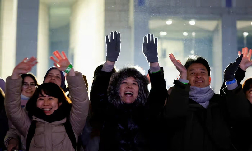 Mọi người reo mừng trong sự kiện đếm ngược chào mừng năm mới trước tòa nhà Chính quyền đô thị Tokyo ở Tokyo. Ảnh: Kim Kyung-Hoon/Reuters.