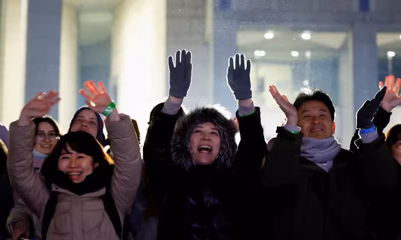 Mọi người reo mừng trong sự kiện đếm ngược chào mừng năm mới trước tòa nhà Chính quyền đô thị Tokyo ở Tokyo. Ảnh: Kim Kyung-Hoon/Reuters.