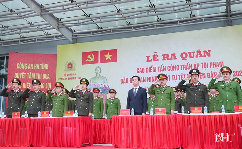 Các đại biểu thực hiện nghi lễ chào cờ. bqbht_br_dai-bieu-du-le.jpg