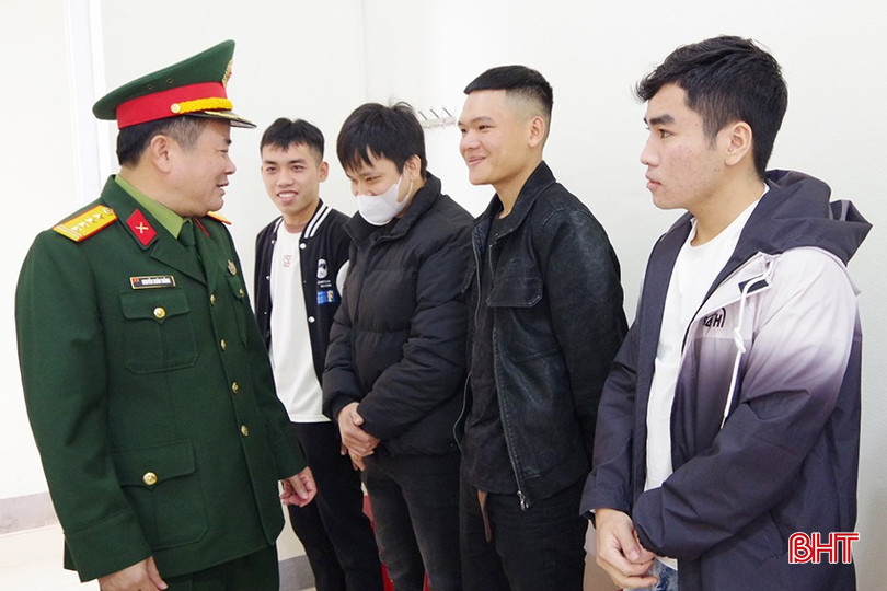 Đại tá Nguyễn Xuân Thắng - Chỉ huy trưởng Bộ CHQS tỉnh động viên thanh niên khám tuyển hăng hái lên đường nhập ngũ. bqbht_br_a2-7.jpg