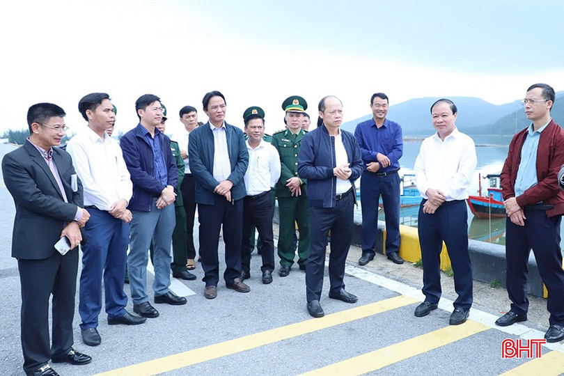 Phó Chủ tịch Thường trực UBND tỉnh Nguyễn Hồng Lĩnh và đoàn công tác kiểm tra tại Dự án đầu tư xây dựng cơ sở hạ tầng dịch vụ hậu cần nghề cá tại Khu neo đậu tránh trú bão cửa khẩu Kỳ Hà (TX Kỳ Anh). bqbht_br_z6093244809979-fae6eddb0509731cf6f24fb43ade5cb2.jpg