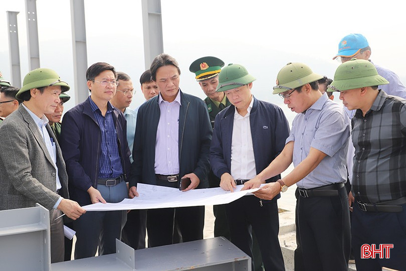 Đoàn kiểm tra tiến độ thực hiện Dự án đầu tư và xây dựng cảng cá Cửa Nhượng tại xã Cẩm Nhượng (Cẩm Xuyên). bqbht_br_45.jpg