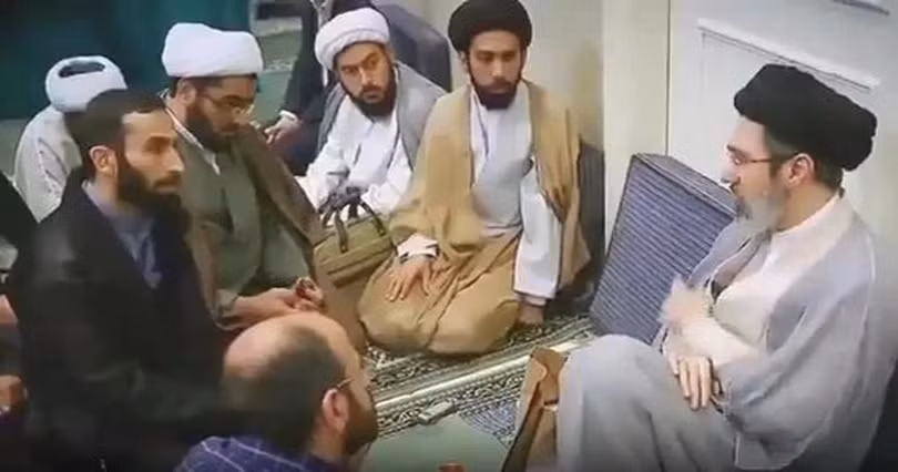 Lãnh tụ Tối cao Iran Mojtaba Khamenei (ngoài cùng bên phải) xuất hiện trong video được truyền thông nhà nước đăng tải hôm 9/8 (Ảnh: RT).