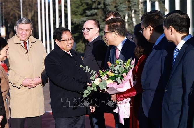 Đại sứ Việt Nam tại LB Nga Đặng Minh Khôi và cán bộ, nhân viên Đại sứ quán, cùng đại diện cộng đồng người Việt Nam tại Nga nhiệt liệt chào mừng Thủ tướng Phạm Minh Chính và đoàn Đại biểu cấp cao Việt Nam. Ảnh: Dương Giang/TTXVN