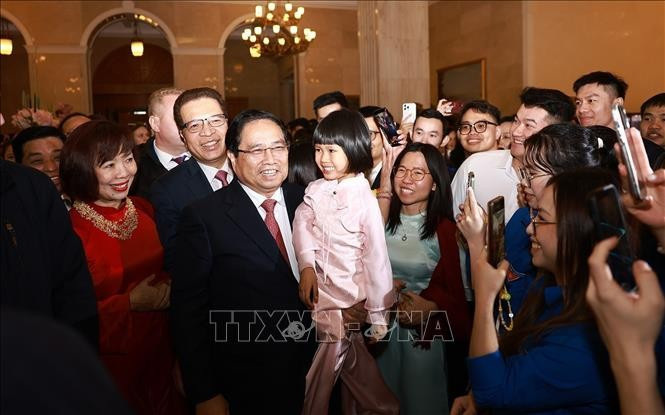 Cán bộ, nhân viên Đại sứ quán và cộng đồng người Việt Nam tại Liên bang Nga đón Thủ tướng Phạm Minh Chính sang thăm chính thức. Ảnh: Dương Giang/TTXVN