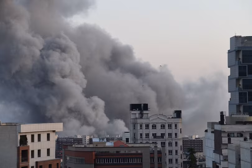 Khói lửa bốc lên trong một vụ nổ sau đợt không kích nhằm vào Tehran, Iran ngày 6/3/2026. Ảnh: THX/TTXVN