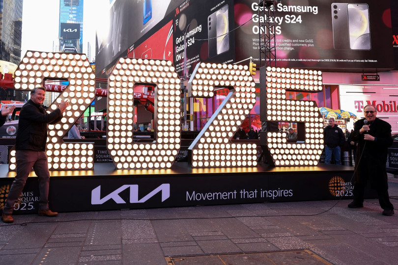 Con số 2025 xuất hiện tại Quảng trường Thời đại ở Thành phố New York. Ảnh: Reuters.