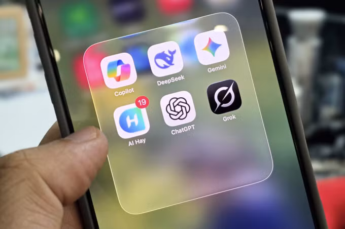 Một số ứng dụng AI tạo sinh trên điện thoại Copilot, DeepSeek, Gemini, AI Hay, ChatGPT, Grok. Ảnh: Lưu Quý