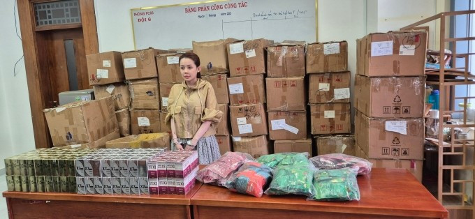 Ngân 98 và số hàng giả. Ảnh: Công an TP HCM Ngân 98 và số hàng giả. Ảnh: Công an TP HCM