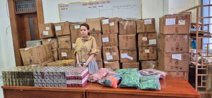 Ngân 98 và số hàng giả. Ảnh: Công an TP HCM