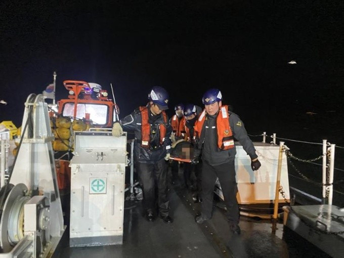 Một thuyền viên được cứu và đưa lên tàu cứu hộ hôm 9/2. Ảnh: Cảnh sát biển Hàn Quốc Một thuyền viên được cứu và đưa lên tàu cứu hộ hôm 9/2. Ảnh: Cảnh sát biển Hàn Quốc