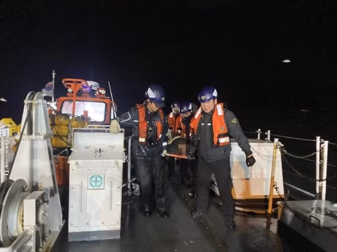 Một thuyền viên được cứu và đưa lên tàu cứu hộ hôm 9/2. Ảnh: Cảnh sát biển Hàn Quốc