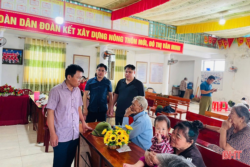 Lãnh đạo phường Trần Phú thăm hỏi, động viên người dân người dân thực hiện sơ tán... bqbht_br_ddd.jpg