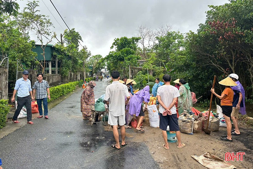 Chính quyền và người dân đang tập trung gia cố tuyến đê khu vực xã Hộ Độ (cũ) bqbht_br_rt.jpg