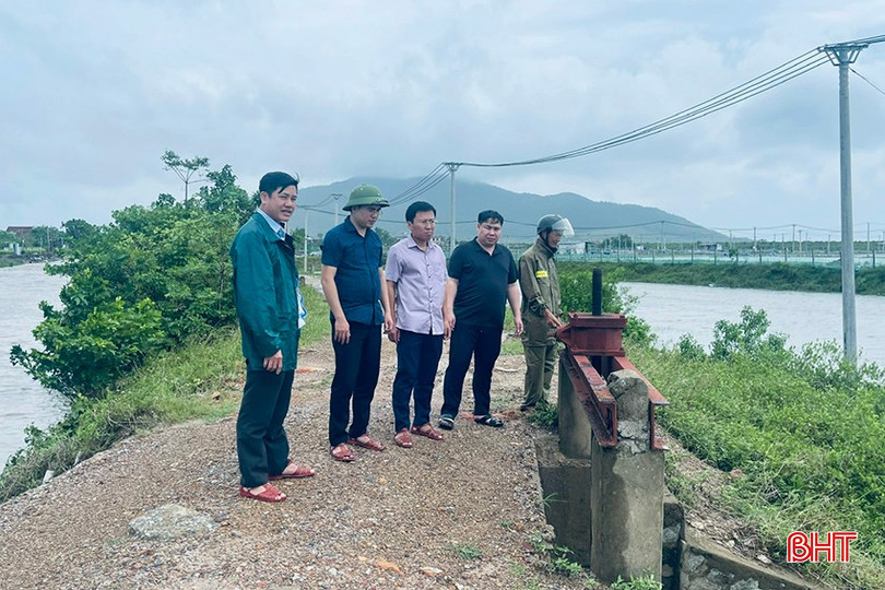 ...và kiểm tra vận hành hệ thống cống thoát lũ. bqbht_br_z7058071600768-72e56bb123b2236a72245059d824b4b0.jpg