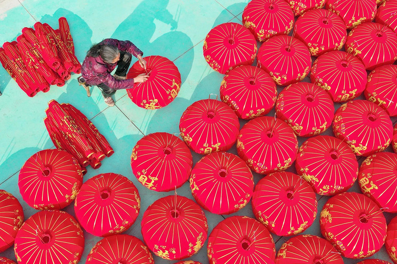 Đèn lồng đỏ được xếp tại một xưởng để chuẩn bị cho Tết Nguyên đán ở Nam Kinh, Trung Quốc. Ảnh: Zhou Qiang/VCG.