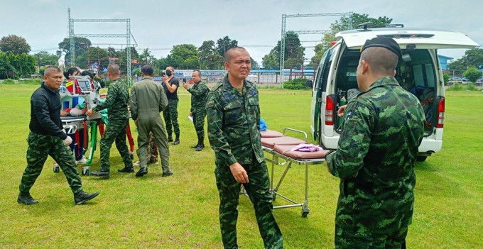 Binh sĩ Thái Lan được chuyển tới bệnh viện sau khi trúng mìn tại tỉnh Si Sa Ket sáng 9/8. Ảnh: Royal Thai Army Binh sĩ Thái Lan được chuyển tới bệnh viện sau khi trúng mìn tại tỉnh Si Sa Ket sáng 9/8. Ảnh: Royal Thai Army