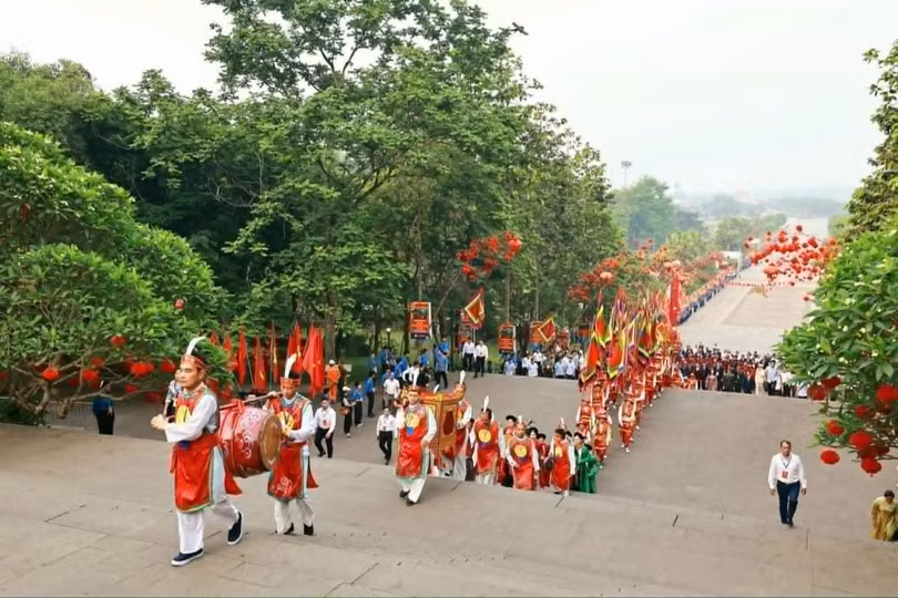 Đoàn nghi lễ khởi hành lên núi Nghĩa Lĩnh, nơi thờ tự các Vua Hùng. Ảnh: Lê Phú/Báo Tin tức và Dân tộc
