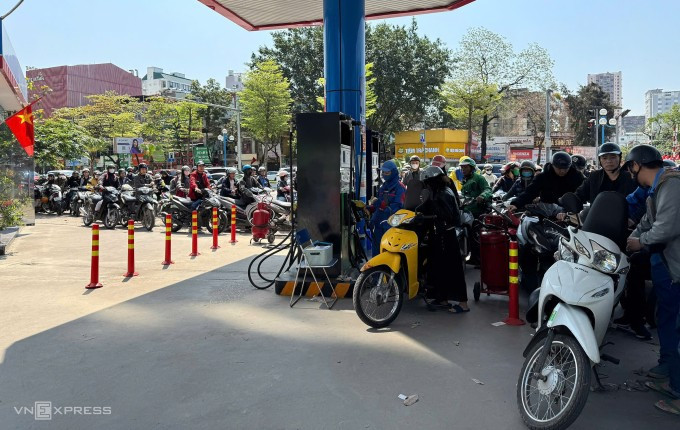 Người dân xếp hàng dài chờ mua nhiên liệu tại một cây xăng trên đường Hoàng Quốc Việt, Hà Nội, sáng 10/3. Ảnh: Giang Huy