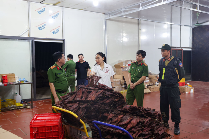 Công an kiểm tra xưởng sản xuất thịt sấy không rõ nguồn gốc tại Công ty TNHH MTV MQ Food - Ảnh: Công an tỉnh Phú Thọ Công an kiểm tra xưởng sản xuất thịt sấy không rõ nguồn gốc tại Công ty TNHH MTV MQ Food - Ảnh: Công an tỉnh Phú Thọ