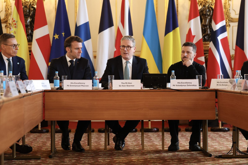 Thủ tướng Anh Keir Starmer (giữa), Tổng thống Pháp Emmanuel Macron (trái) và Tổng thống Ukraine Volodymyr Zelensky dự Hội nghị thượng đỉnh châu Âu về vấn đề Ukraine, ở London (Anh). Ảnh: THX/TTXVN Thủ tướng Anh Keir Starmer (giữa), Tổng thống Pháp Emmanuel Macron (trái) và Tổng thống Ukraine Volodymyr Zelensky dự Hội nghị thượng đỉnh châu Âu về vấn đề Ukraine, ở London (Anh). Ảnh: THX/TTXVN