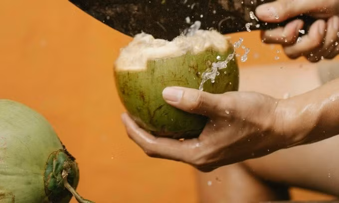 Nước dừa là thức uống tự nhiên cung cấp nước và là lựa chọn tuyệt vời để giải độc gan và thận. Ảnh: Pexels