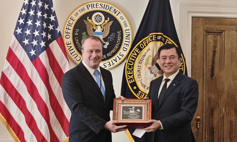 Thứ trưởng Công Thương, Phó trưởng Đoàn đàm phán Chính phủ Nguyễn Sinh Nhật Tân làm việc với Phó đại diện Thương mại Mỹ Rick Switzer, ngày 12/11. Ảnh: Moit