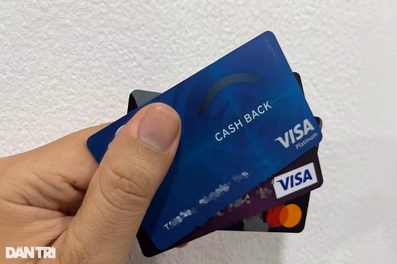 Người dùng cần lưu ý loạt khoản phí trước khi quyết định mở thẻ tín dụng (Ảnh: Việt Đức).