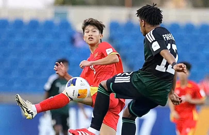 U17 Việt Nam thi đấu kiên cường trước sức ép từ đối thủ. Ảnh: VFF.