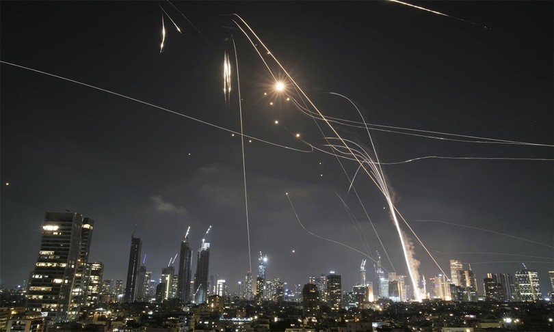 Phòng không Israel đánh chặn tên lửa đạn đạo Iran ngày 13/6. Ảnh: AP