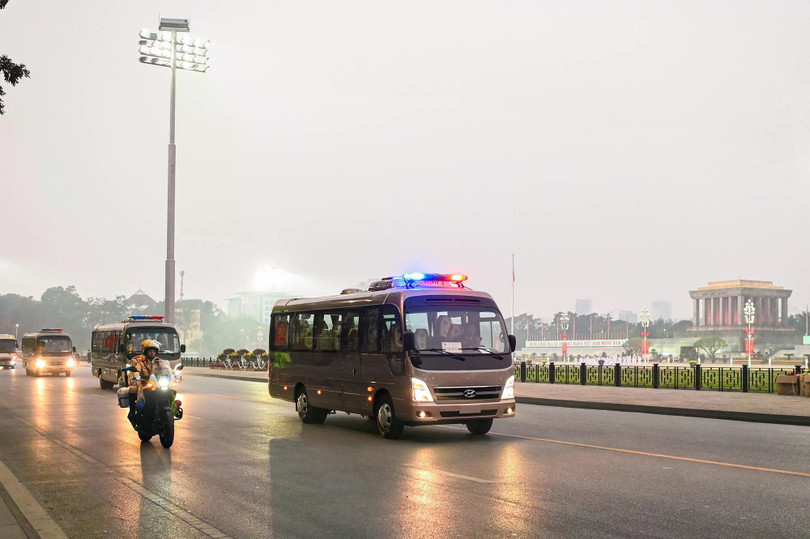 Đoàn xe di chuyển qua khu vực đường Hùng Vương về vị trí tập kết.