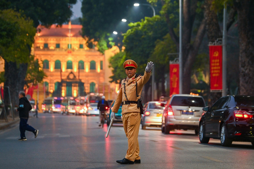 Mỗi khi đoàn xe di chuyển qua, lực lượng chức năng thực hiện phân luồng, điều tiết giao thông và yêu cầu các phương tiện nhường đường.