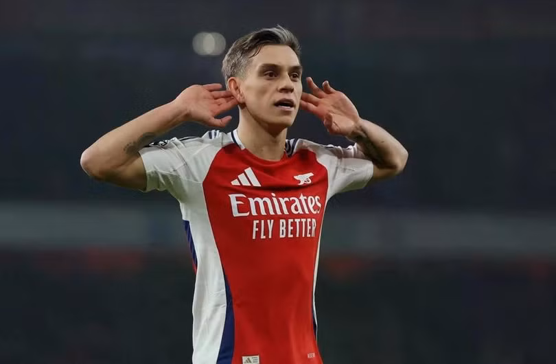 Arsenal lội ngược dòng trên sân nhà.