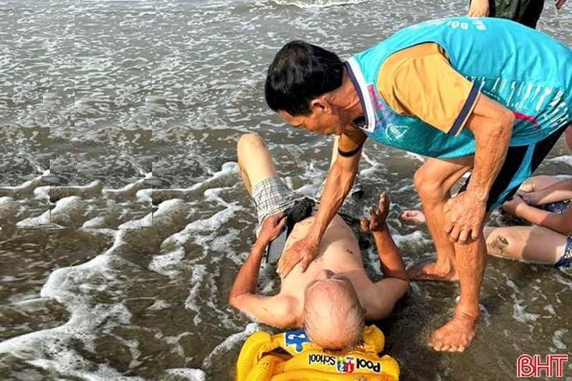 تمكن فريق الإنقاذ في منطقة شوان ثانه السياحية من إنقاذ سائح ذكر من الغرق في 14 يونيو. bien.jpg