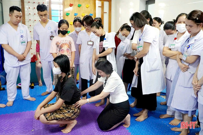 La Dra. Nguyen Thi Huong Giang, MD, PhD, transmite contenido relacionado con la rehabilitación del pie plano en niños. bqbht_br_4-3.jpg