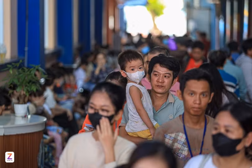 Trẻ được gia đình đưa đi khám bệnh tại Bệnh viện Nhi đồng 1. Ảnh: Duy Hiệu.