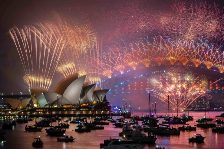 Sydney và các khu vực miền Đông Australia cũng bước sang năm 2025. Loạt pháo hoa bắn lên bầu trời tại khu vực Nhà hát Opera và Cầu cảng Sydney trong thời khắc chuyển giao năm. Ảnh: Wolter Peeters.
