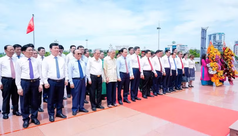 Đoàn đại biểu lãnh đạo, nguyên lãnh đạo Đảng, Nhà nước và tỉnh Nghệ An thành kính dâng hoa, dâng hương tưởng niệm Chủ tịch Hồ Chí Minh.