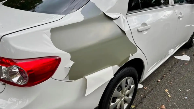 Mẫu Toyota Corolla màu trắng tại thị trường Australia bị tróc sơn vào 2022. Ảnh: Drive Mẫu Toyota Corolla màu trắng tại thị trường Australia bị tróc sơn vào 2022. Ảnh: Drive