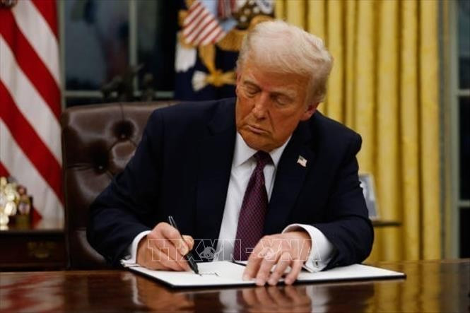 Tổng thống Mỹ Donald Trump ký sắc lệnh tại Nhà Trắng. Ảnh tư liệu: Getty Images/TTXVN Tổng thống Mỹ Donald Trump ký sắc lệnh tại Nhà Trắng. Ảnh tư liệu: Getty Images/TTXVN