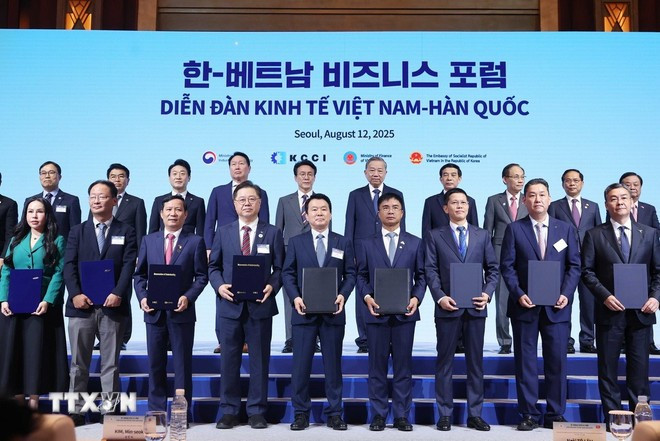 Tổng Bí thư Tô Lâm và Thủ tướng Hàn Quốc Kim Min Seok chứng kiến các đơn vị, doanh nghiệp trao thỏa thuận hợp tác. (Ảnh: Thống Nhất/TTXVN) Tổng Bí thư Tô Lâm và Thủ tướng Hàn Quốc Kim Min Seok chứng kiến các đơn vị, doanh nghiệp trao thỏa thuận hợp tác. (Ảnh: Thống Nhất/TTXVN)