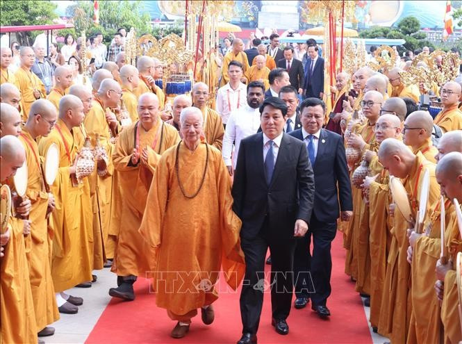 Chủ tịch nước Lương Cường và Đại lão Hòa thượng Thích Trí Quảng, Đức Pháp chủ Hội đồng Chứng minh Giáo hội Phật giáo Việt Nam dự khai mạc Đại lễ Phật đản Liên hợp quốc lần thứ 20 - Vesak 2025. Ảnh: Lâm Khánh/TTXVN Chủ tịch nước Lương Cường và Đại lão Hòa thượng Thích Trí Quảng, Đức Pháp chủ Hội đồng Chứng minh Giáo hội Phật giáo Việt Nam dự khai mạc Đại lễ Phật đản Liên hợp quốc lần thứ 20 - Vesak 2025. Ảnh: Lâm Khánh/TTXVN