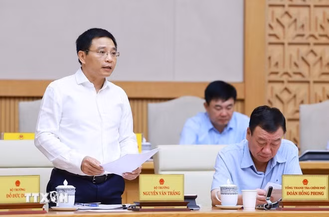 Bộ trưởng Bộ Tài chính Nguyễn Văn Thắng báo cáo tình hình kinh tế-xã hội tháng 4 và 4 tháng năm 2025. (Ảnh: Dương Giang/TTXVN)