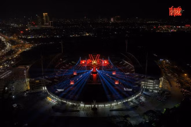 Sân khấu hoành tráng với biểu tượng chữ V, cao 26 mét, như một tuyên ngôn sống động về tình yêu và niềm tự hào của mỗi người con đất Việt dành cho quê hương. (Ảnh: BTC)